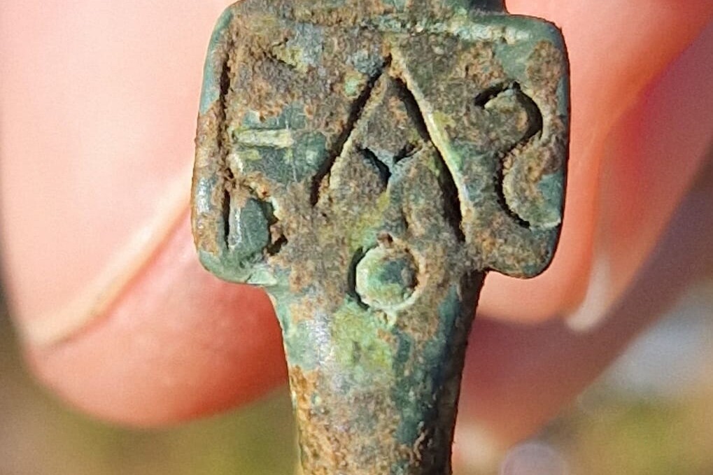 Anello in bronzo con iscrizione, campagna di scavo 2024, Ugento | © CNR ISPC