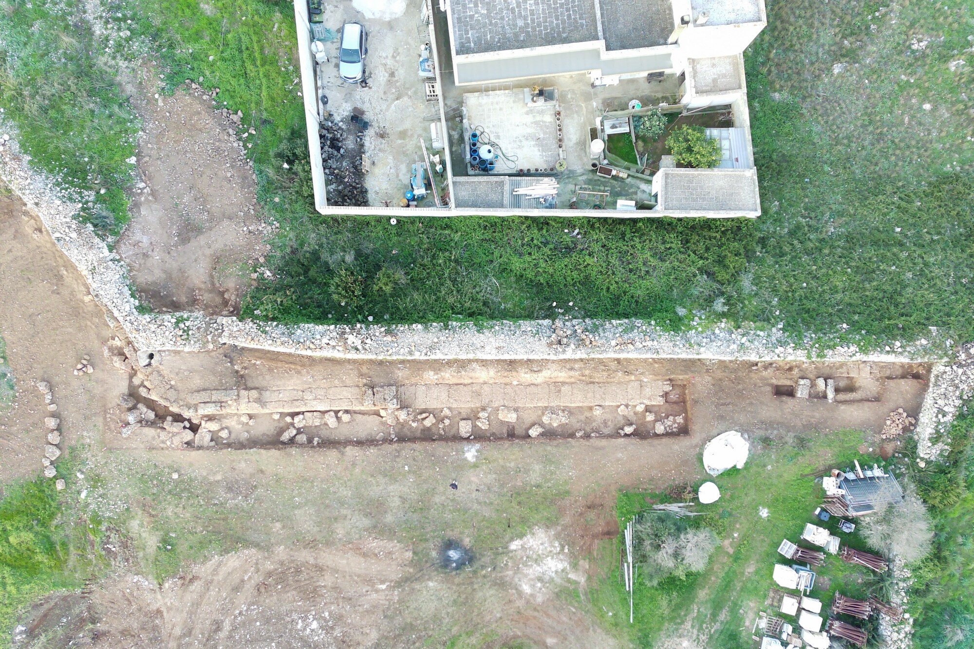 Ugento: tratto della cinta muraria messo in luce durante la campagna di scavo 2024, foto da drone | © CNR ISPC