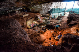 Lavoro sul campo a Grotta Romanelli | © Luca Forti