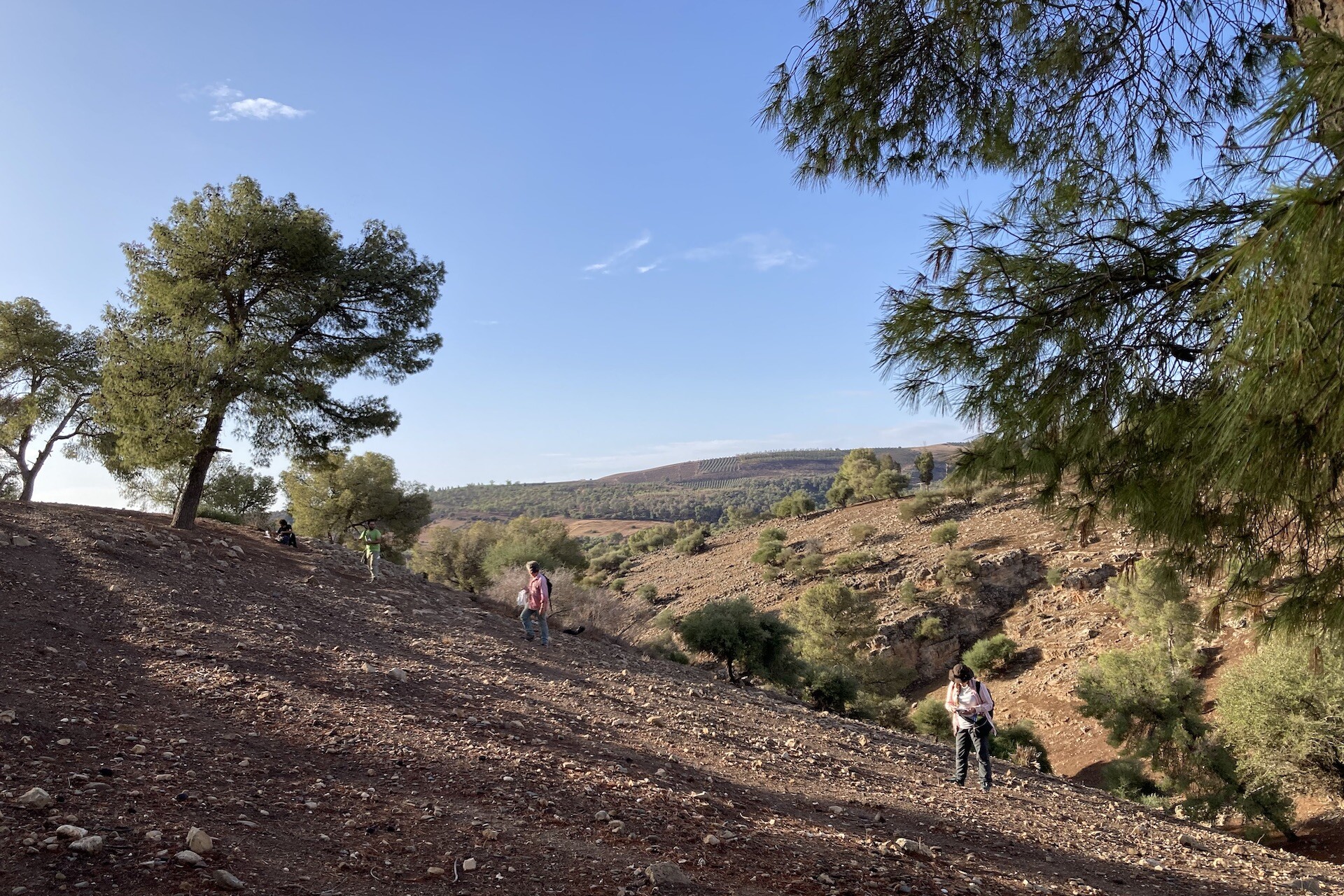 Oued Beht, Aït Siberne, Khemisset. Pedestrian survey of the site | Photo © Giulio Lucarini, OBAP Archive