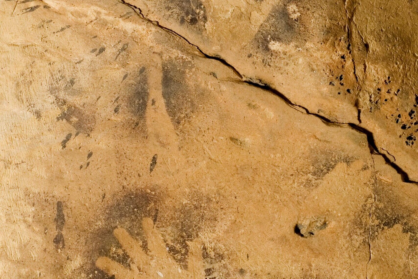 Hand stencils, Wadi el Obeiyid, Farafra Oasis. | © Giulio Lucarini, FOPP Archive
