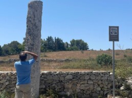 Ricercatore CNR ISPC durante acquisizione fotogrammetrica del Menhir stazione di Zollino | © CNR ISPC
