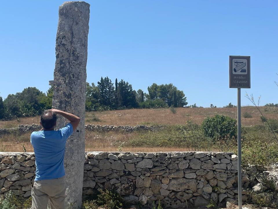 Ricercatore CNR ISPC durante acquisizione fotogrammetrica del Menhir stazione di Zollino | © CNR ISPC