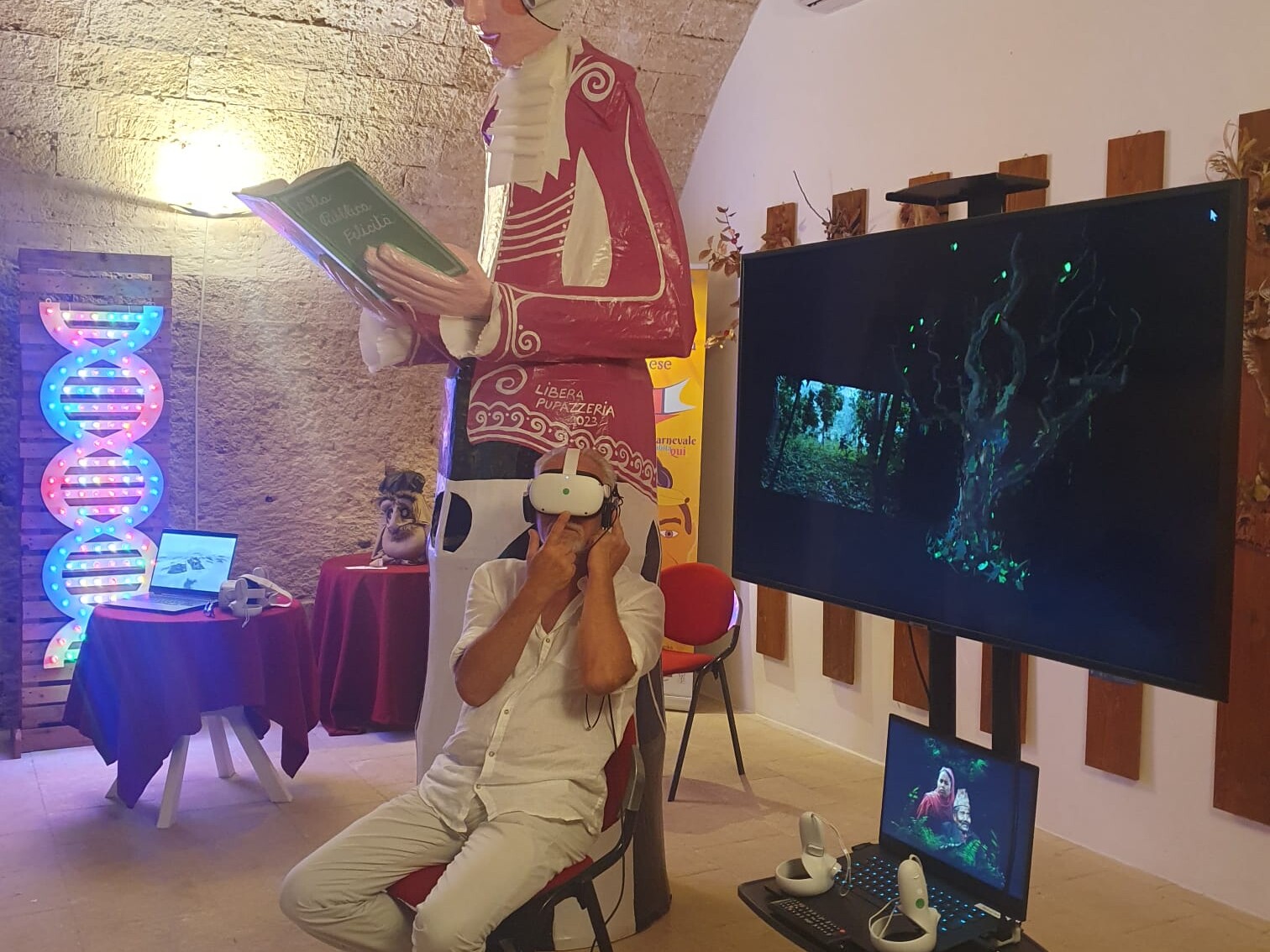 Esperienza in VR con cittadino Griko durante la presentazione del progetto alle comunità locali | © REVIVE project