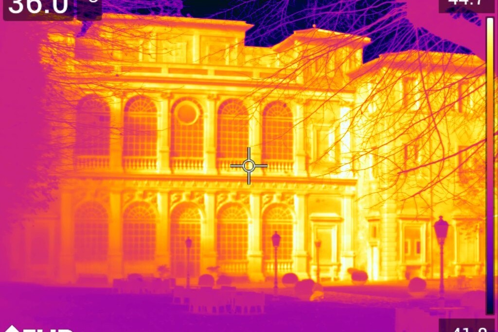 Termogramma del portico affacciato sulla corte interna di Villa Mondragone, il prestigioso caso studio di progetto, ripresa con termocamera HD FLIR T1020 del laboratorio mobile MOLAB, parte dell’Infrastruttura di Ricerca Europea E-RIHS | © BEACON project