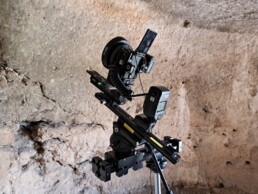 Setup fotografico per l’acquisizione digitale di ambienti rupestri con incisioni e pitture medievali | © LAMIS Project