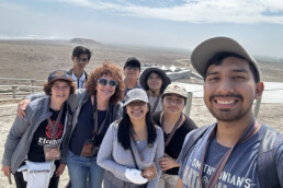 Foto di gruppo con gli studenti UPAO durante la visita al Complesso Archeologico del Brujo (valle Chicama) | © Arquiterra Perù Italia