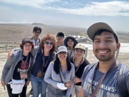 Foto di gruppo con gli studenti UPAO durante la visita al Complesso Archeologico del Brujo (valle Chicama) | © Arquiterra Perù Italia