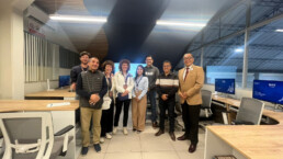 I partecipanti alla missione con il decano della Facoltà di Arquitettura, Roberto Saldaña, e alcuni professori nel laboratorio UPAO per le stampe 3D | © Arquiterra Perù Italia