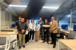 I partecipanti alla missione con il decano della Facoltà di Arquitettura, Roberto Saldaña, e alcuni professori nel laboratorio UPAO per le stampe 3D | © Arquiterra Perù Italia