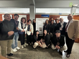Inaugurazione della mostra “Tierra y Arquitectura: paisaje del pasado al presente” con i professori e gli studenti di UPAO | © Arquiterra Perù Italia