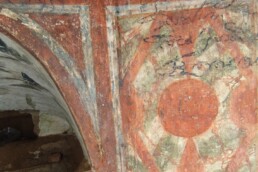 Particolare delle Catacombe di Domitilla (Roma) in luce visibile e VIL, che mostra la tipica fluorescenza del pigmento Blu egizio. Lavoro di diagnostica su committenza della Pontificia Commissione di Archeologia Sacra | © CNR ISPC