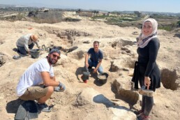 Kharayeb project: campagna di scavo 2023, studenti e studentesse dell'Università al lavoro con gli operai | © CNR ISPC
