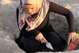 Kharayeb project: campagna di scavo 2023, studenti e studentesse dell'Università al lavoro con gli operai | © CNR ISPC