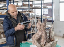 Personale CNR ISPC durante un’attività formativa sull’uso di sistemi SLS per il rilievo 3D di resti fossili di dinosauro. | © CNR ISPC